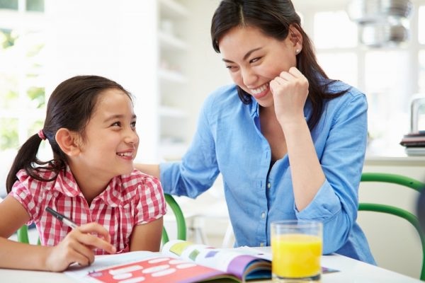 Cha mẹ tự dạy tiếng anh cho con dù không giỏi tiếng anh